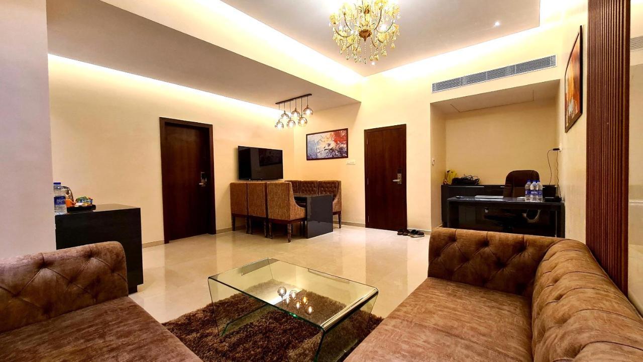 Galaxy Club & Hotel Bijāpur Exterior foto