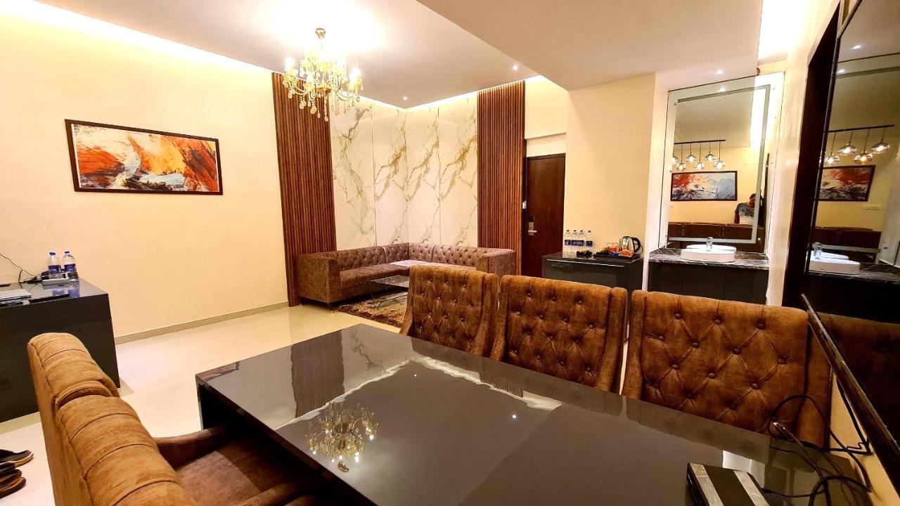 Galaxy Club & Hotel Bijāpur Exterior foto